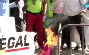 URGENT : Place de la Nation le drapeau LGBT brulé en Direct