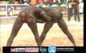 [Regardez!] Victoire de Modou Awa Tine sur Ousmane Diop en 3 minutes 30 secondes