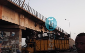 Regardez! Un camion extrêmement surchargé veut passer sous le "Pont Sénégal 92"