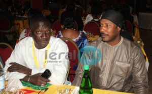 Les comédiens Pape Faye et Kader Pichininiko à table