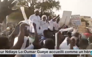 SANGALKAM: PASSAGE DE OUMAR GUEYE À KEUR NDIAYE LO, LES POPULATIONS SORTENT AVEC DES FOULARDS BLANCS POUR ACCUEILLIR LE MAIRE.