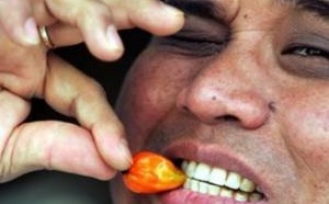 Deux voleurs forcés d’avaler une bassine de piments ou se faire bastonner par une foule en furie