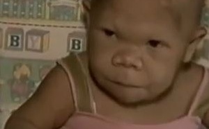 Vidéo: ce bébé a pourtant 28 ans! Regardez