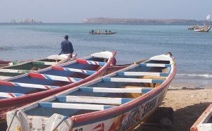 Un bateau a déversé du gasoil sur la plage de Soumbédioune