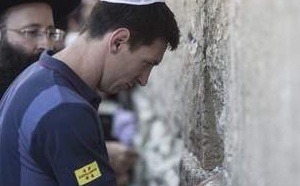 Le Quadruple ballon d’or Messi au mur des Lamentations