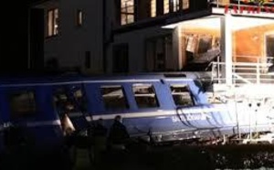 [Vidéo] Une femme de ménage vole un train et l’écrase contre une maison.