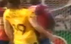 [Vidéo] Le match dégénère, il mord le nez de son adversaire
