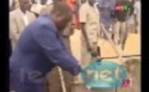 [Regardez!] Le président Macky Sall sait aussi faire des briques de ciment. 