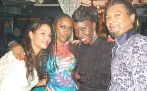 Adama Paris pose avec le couple Bathily 