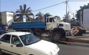 Poste de Thiaroye: Collision entre un camion et un Peugeot, un bouchon infernal s'en suit