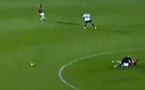 Vidéo.insolite: Un arbitre met KO un joueur