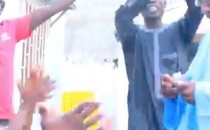 Commerce de « Bin-bin, dial-dialy et de tiouraay… » au ministère du  » 100% Nguéweul dans Dakar ne bosse pas. Regardez