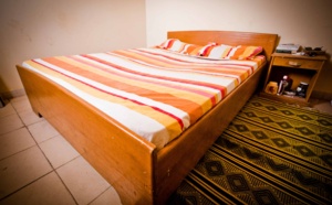 Il trouve une inconnue nue sur son lit et…