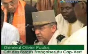 Un commandant des Forces françaises du Cap-vert accroupi devant Serigne Sidy Mokhtar Mbacké. Regardez