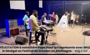 Waly B. Seck félicite Pape Diouf, représentant du Sénégal au Festival de Dresden, Allemagne