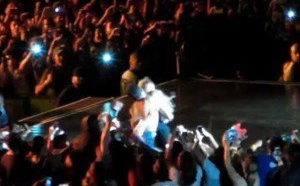 [Vidéo] Un fan surexcité fait tomber Beyoncé sur scène.