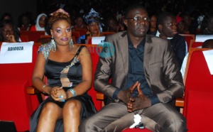 Quand Titi exhibe gravement ses cuisses devant les photographes !