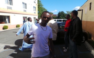 Assane Faye, le batteur de la Génération consciente devant l'hotel Sheridan de New York