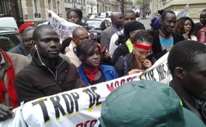 Le Pds manifeste contre Macky à Paris: “Macky est élu…Mais c’est sa femme qui gouverne”