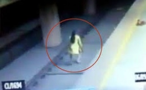 [Vidéo] Elle se jette sur les rails pendant que le train arrive. Regardez ce qui va lui arriver