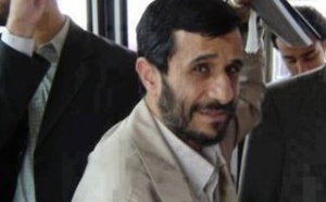 Après deux mandats présidentiels, Ahmadinejad va au travail dans le bus de transport en commun