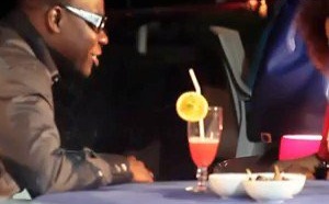 [Vidéo] Adiouza draguée par Abdou Guitté Seck dans un restaurant.