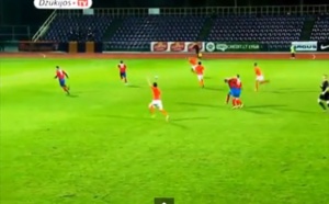 Vidéo : Deux coéquipiers se battent en plain match.