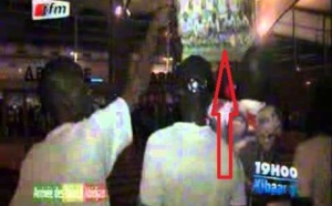 Insolite: Dans l'euphorie à Abijdan, un supporter des lions se perd. Regardez la pancarte qu'il détient!