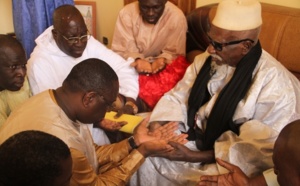 Quand Macky Sall s’agenouillait devant « celui qu’il qualifiait de Citoyen ordinaire » pour « Diébelou » ou acte d’allégeance 