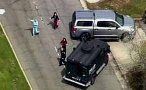  Fusillade à la Sicap amitié: Deux petits richards jouaient au « western »