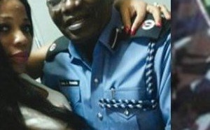 Une photo montrant un commissaire en train de caresser les seins dune dame crée un tollé général