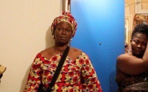 [Vidéo] La police française agresse une mère de famille africaine en plein sommeil : « Sale macaque, pute, rentre dans ton pays »