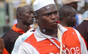 Encore la violence dans la lutte : Modou Lô brutalisé à Pikine, son véhicule caillassé