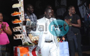 [PHOTOS] Le lead vocal du Nokoss Band se fait arroser de billets de banque par ses fans