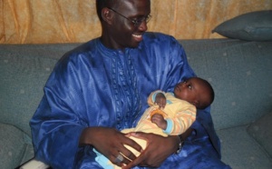 Ousmane Mbacké, le fils de Ahmada et Sophia dans les bras de son homonyme