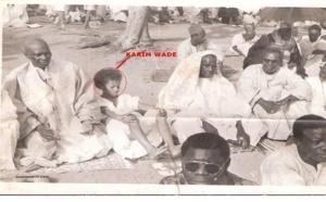 Photo souvenir-Karim Wade, très jeune garçon et son père priant lors …
