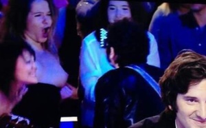La vérité sur la spectatrice qui a montré ses seins à -M-