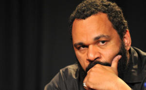 Vidéo: Dieudonné rend hommage à Mandela, rappelle ses relations avec Israël, et traite Sarkozy d’assassin.