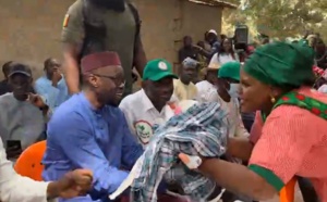Ousmane Sonko en meeting à Diabir: Image insolite, une dame lui présente son bébé pour des prières