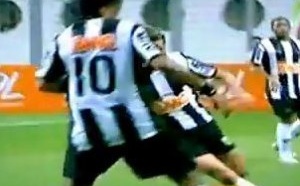 Vidéo: A la fin d’un match Ronaldinho est détroussé par des joueurs africains. Regardez