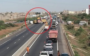 Autoroute à péage / Pour chargement défectueux: Un transporteur de bœufs attrait à la barre