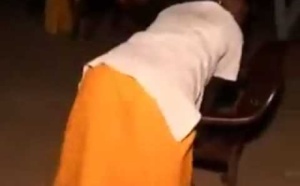 (Vidéo) Le leumbeul sensation fait fureur: elles se donnent du plaisir au sol. Regardez