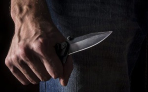 Le marabout menace son colocataire avec un couteau