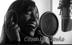 COUMBA GAWLO: SES MUSICIENS LUI RENDENT UN VIBRANT HOMMAGE.