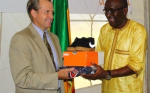 Don du matériel sportif à la fondation OlympAfrica
