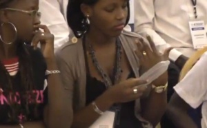 Quand une ONG demande à des filles sénégalaises de manipuler un préservatif dans le but d’une prévention, y en a qui font la gueule. Regardez