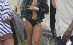 Rihanna en shooting sur les plages brésiliennes. en tenue légère. Regardez