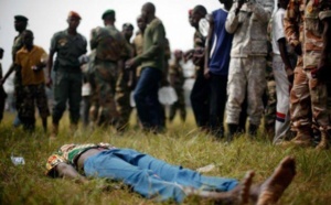 [PHOTOS] Bangui : des soldats lynchent un ex-rebelle présumé (âmes sensibles s'abstenir)
