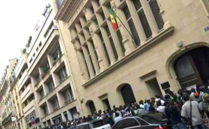 Diaspora : des réfugiés sénégalais d’Ukraine envahissent le consulat du Sénégal à Paris