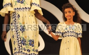 Le mannequin Mamy Sobelle et sa fille sur le podium lors du défilé final de Sira vision édition 2013